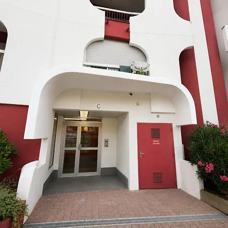 Cozy Air-conditioned With Parking 1 Min
