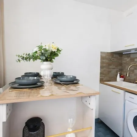 Cozy Air-conditioned With Parking 1 Min *